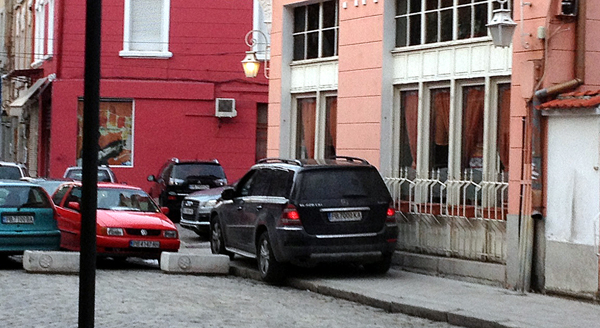 Каймаканов кара по тротоара, заобикаляйки кашпите за обозначаване на пешеходната зона