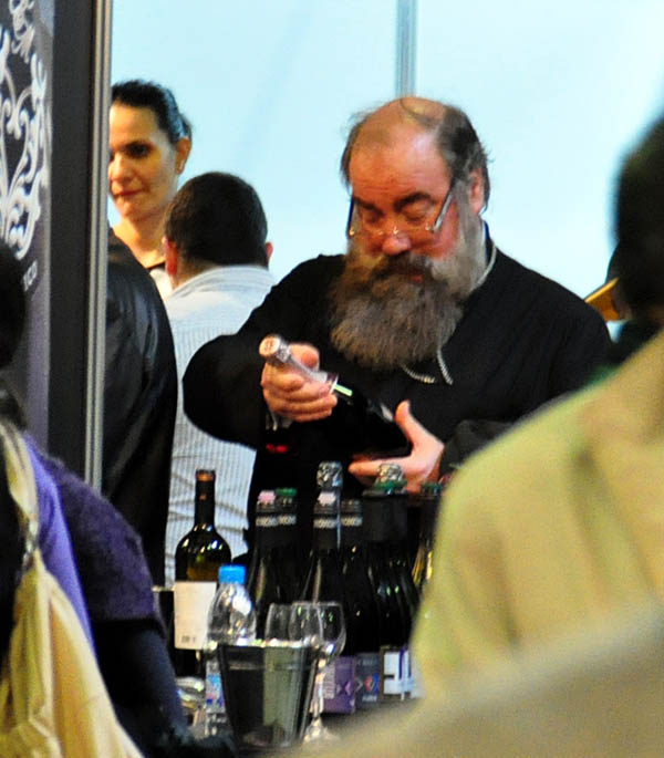 Дядо Борис чете етикета на поредно вино