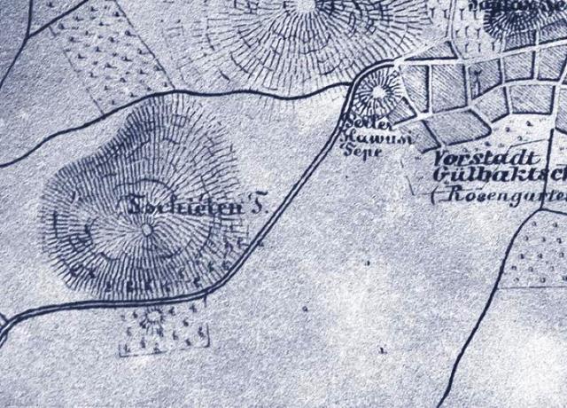 Карта на Пловдив, изготвена от Фер¬динaнд Ритер фон Хохщетер през 1869 г. (детайл). Малкото безименно тепе ясно е очертано край пътя за Коматево