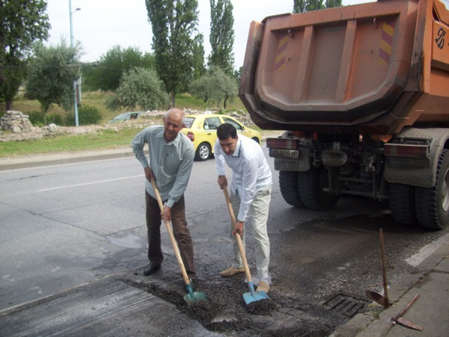 Градоначалникът и ръководителят на проекта Румен Запрянов дават старт на ремонтната дейност 
