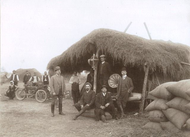 Хаджикалчовият чифлик край село Бегово. В средата е Светослав Хаджикалчов, към 1905 – 1907 г.
