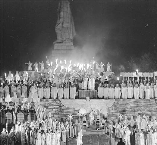 Постановка на операта „Аида” от Верди на площадката пред паметниците върху Хълма на освоодителите, 1969 г.
