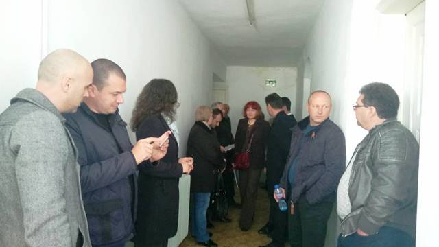 Общински съветници и кметове от Родопи останаха в коридора в очакване на решение