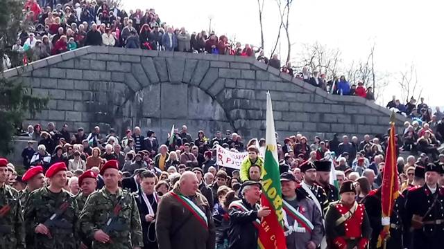 До знамената на опълченците имаше плакат "Благодарим ти Русия!"