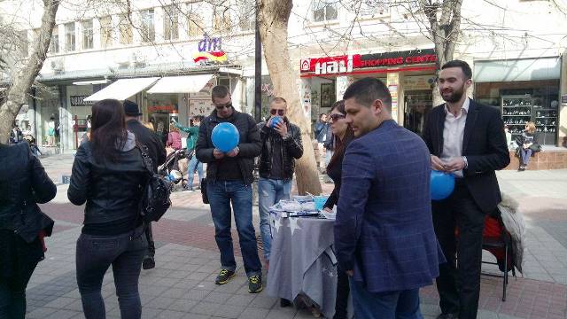 Тези младежи самоотвержено надуваха сини балони цял следобяд пред Халите