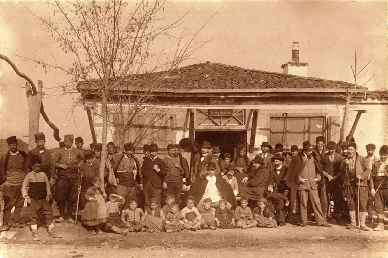 Жители на село Войводиново пред кръчмата, 1902 г. 