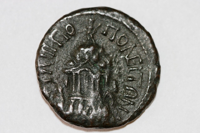 Джамбаз тепе със статуята на Аполон върху най-високата му част, изобразено върху монета от  времето на император Комод (180 – 192)