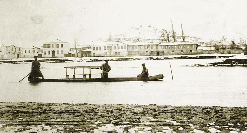 Импровизирана лодка по река Марица към 1901 – 1902 г.