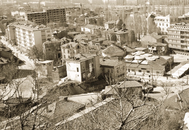 На фотография от 1968 г. ясно се виждат остатъците от Валели тепе при Чифте баня