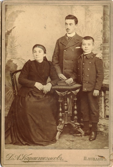 Елена Ганчева Хаджикалчова (съпруга на хаджи Калчо) със синовете си Светослав и Борис. Фотограф: Димитър Карастоянов – Пловдив, след 1890 г. 