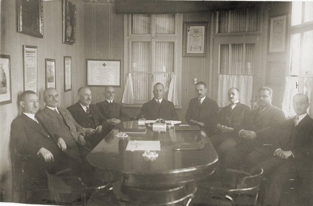 Пловдивският окръжен управител Димитър Димчев сред членовете на ефорията „Димитър Кудоглу” по време на заседание, 1927 – 1928 г.