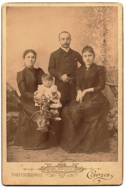 Съпругата на капитан Райчо Николов, с дъщеря си Александра и зетя Богдан Хаджикалчов. Фотограф: Димитър Кавра, към 1891-1892.