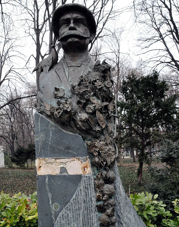 Паметникът на Шевалас стои поруган от 2012 г.