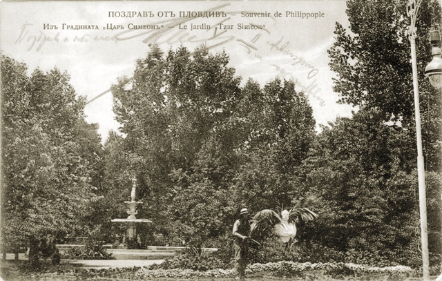 През 1909 г. в близост до фонтана на Деметра се появил паметник на руския император Александър II