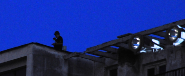 Снайперисти висяха по покривите на съседните блокове