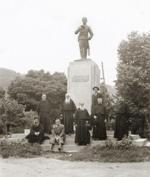 Паметникът на Васил Петлешков в Брацигово, издигнат по проект на Мина Иванов, 1940 г.