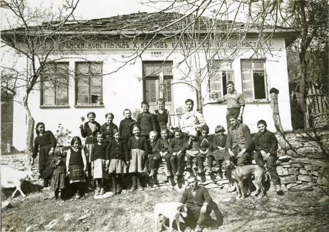 Училището в махала Баба Стана, построено с парите от дарението на Калчо Дренски. Ясно се вижда надписът с имената на дарителя.  Фотография от 30-те години на миналия век
