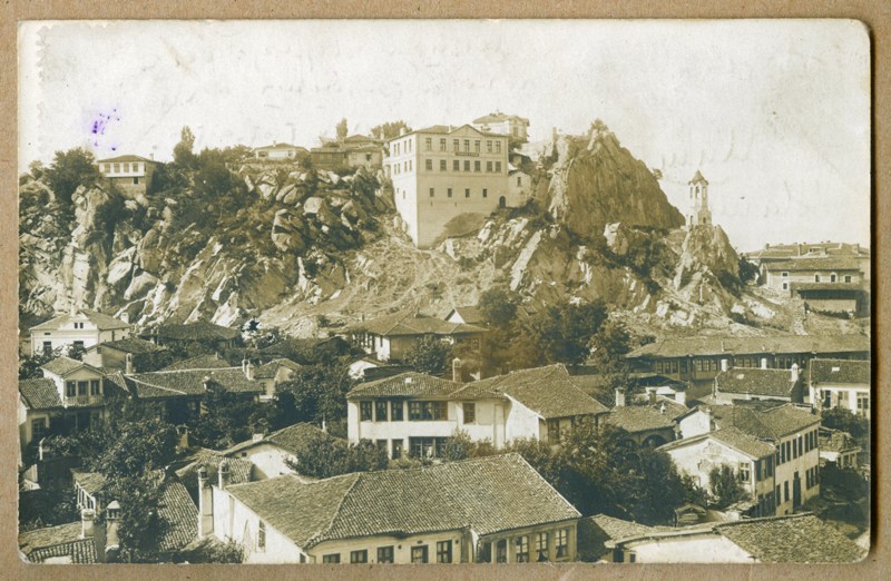 Столарското училище на Джамбаз тепе – нагледен пример как може да се обезличи една красива сграда. Пощенска картичка, 1922 г.
