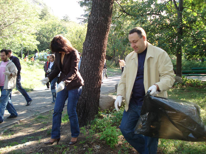 Караиванов се бори с отпадъци в 'Южен'