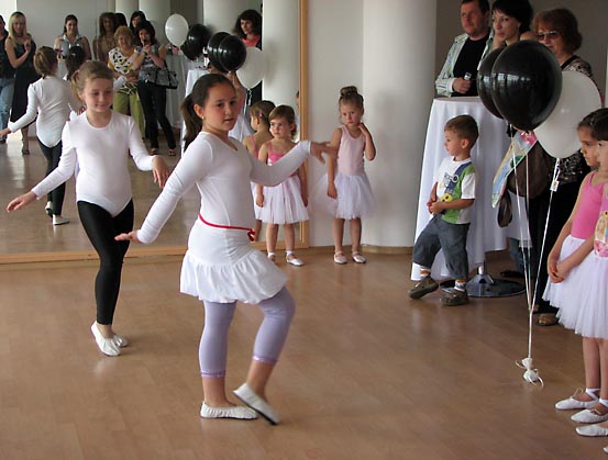 Деца демонстрират познания в модерния балет