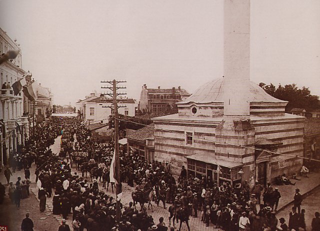 Марш на българските войници между хотел „Молле” и Аладжа джамия през 1912 - 1913 г.