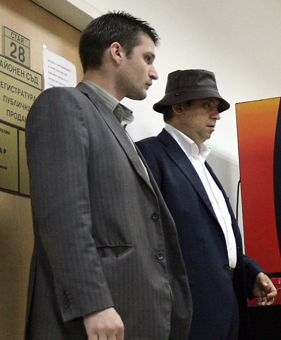 Съдът отмени действия на Атанас Атанасов (с шапката)