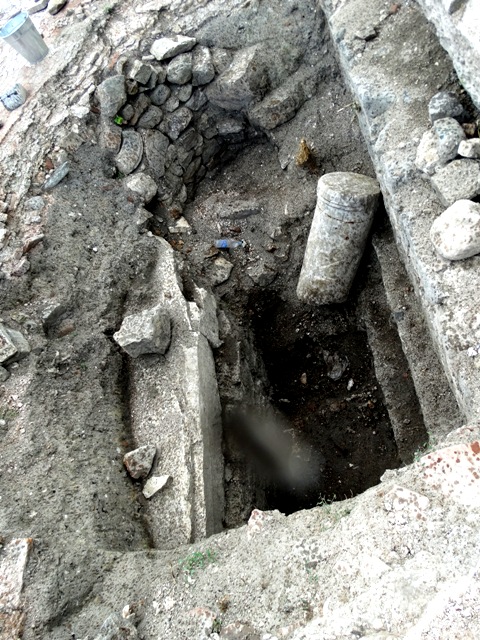 Останките от римска сграда са на нивото под мозайката 