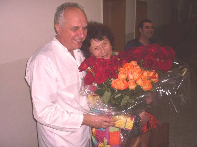 Шефката на Детска клиника проф. Бошева носи по една роза за всяка акушерка
