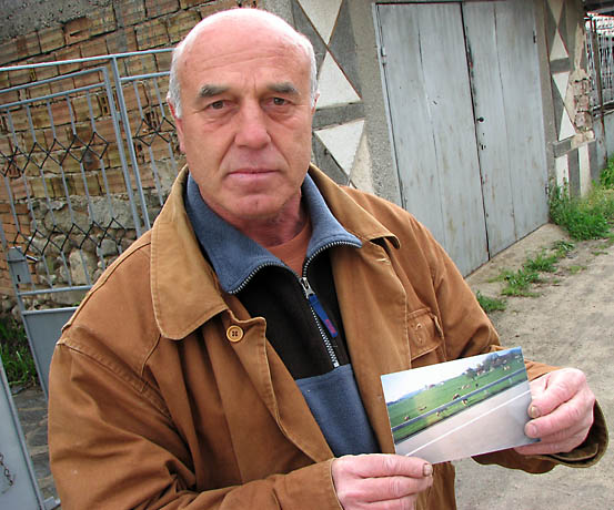 'Ей така трябва да е', казва кметът на селото Димитър Дебчев и показва снимка на швейцарски крави