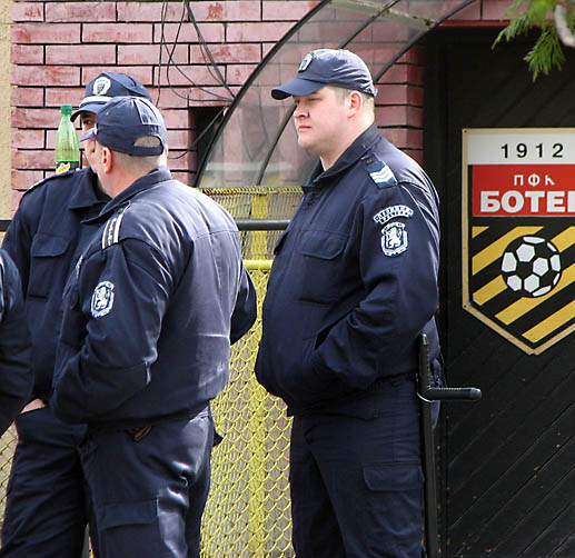 Полиция обсади стадиона от заранта