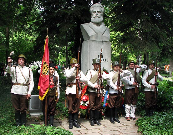 Комитет 'Родолюбие' се строи в шпалир пред паметника на Ботев
