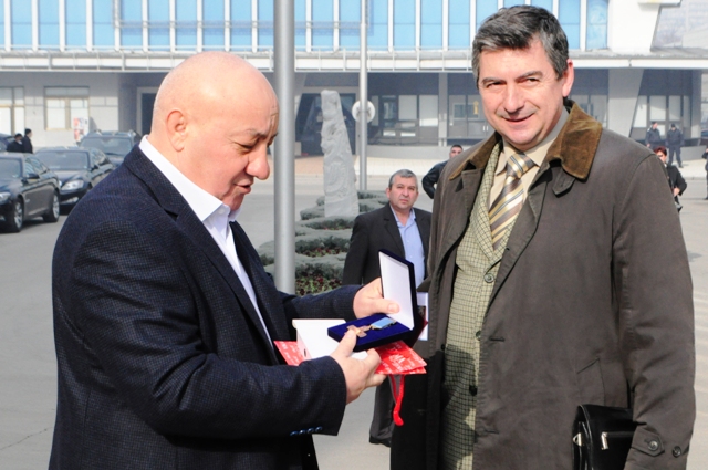 Захари Георгиев подари самарски кръст на градския лидер Георги Гергов