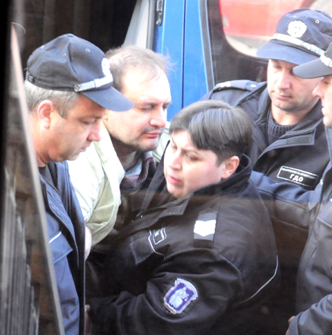 Съдебните охранители буквално изнасят от конвойната Цветко