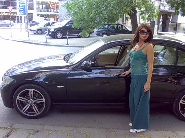 Красавицата Антония Иванова също кара БМВ-то