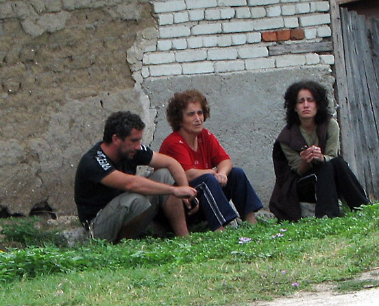 Иванка Попова и двете и деца страдат пред фамилната къща в Ясно поле