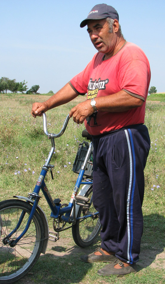 Братовчеда Костадин с колело на къра