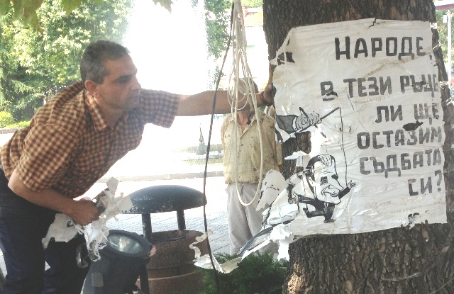 Яшар Асан къса шаржа с лика на съпартиеца си Пеевски от дърво на Главната