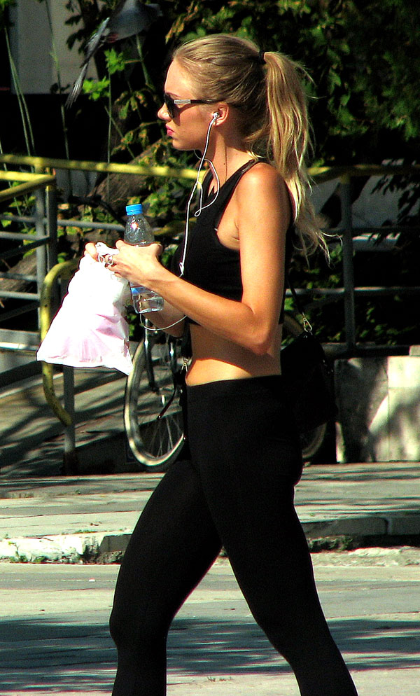 Прелестната Каролина на разходка из центъра