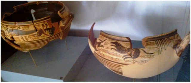 Снимка: Кратери намерени в ателие на атински художник, 897 пр.н.е.                                                                 Източник: Музей на Македонската Култура, Солун; Експозиция: „Писма от отвъдното“ 