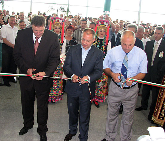 Мутафчиев, Станишев и Андреев прерязват лентата на новия терминал