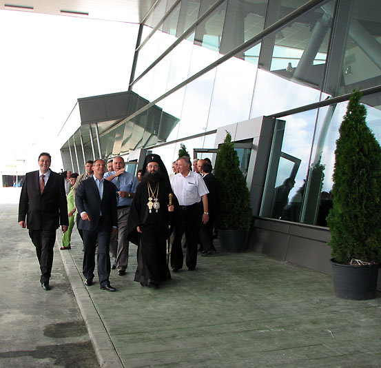 Гостите се разхождат край терминала
