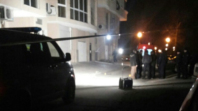 Линейката на входа към сградата, в нея се намира тялото на Димитър Стоянов