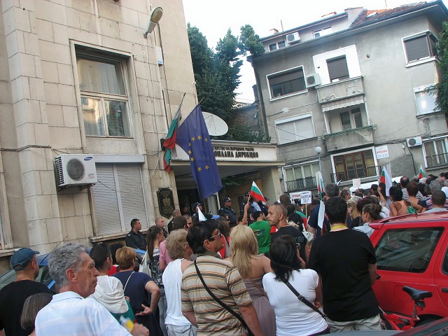 Протестът се премести пред дирекцията на полицията