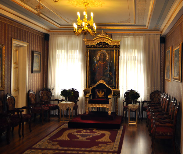 Златен трон в заседателната зала