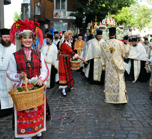 Красавици ръсят листа от рози в шествие на Николай Пловдивски