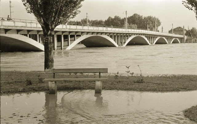 Наводнението през 1957 г. показало, че мостът е неуязвим срещу водната стихия