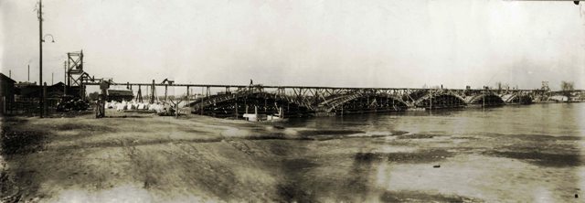 Новият мост на ул. “Цар Освободител” (бул. „Руски”)по време на строителството, към 1929 – 1930 г.