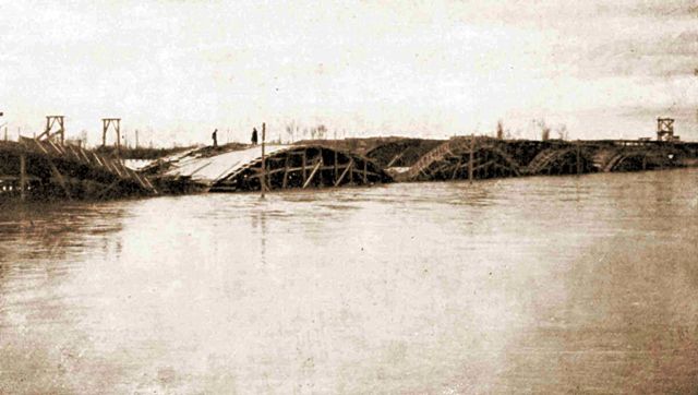 Наводненията затрудняват строителството на новия мост през 1930 г.