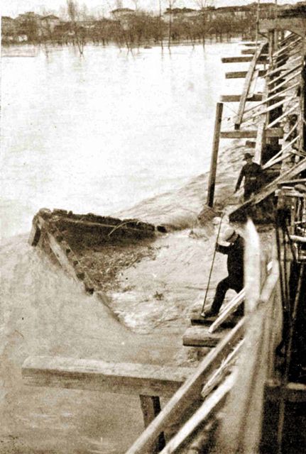 Строителите се борят с водната стихия, за да опазят дървеното скеле на моста, 1930 г.