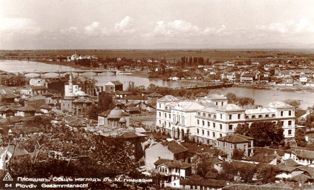 Новият мост променя панорамата на Пловдив по течението на река Марица. Пощенска картичка от 30-те години на миналия век